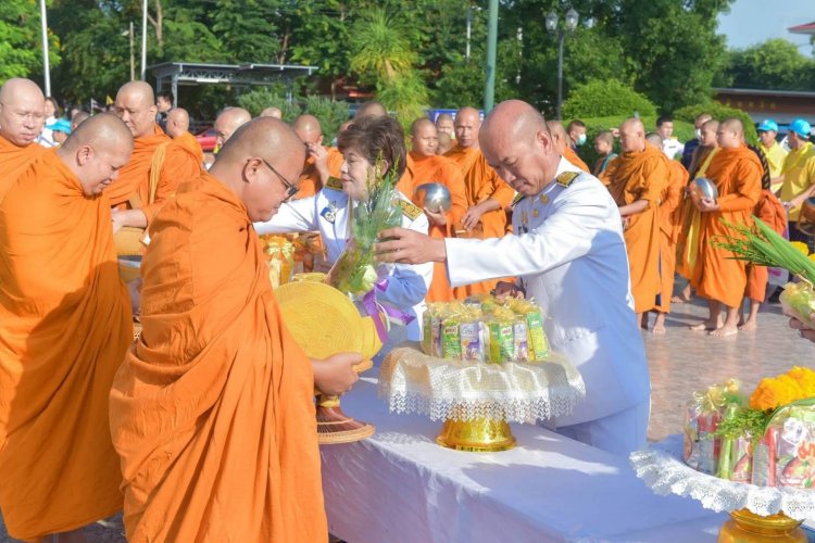 ชาวศรีสะเกษพร้อมใจทำบุญตักบาตร-เจริญพระพุทธมนต์ ถวายพระพรชัยมงคล