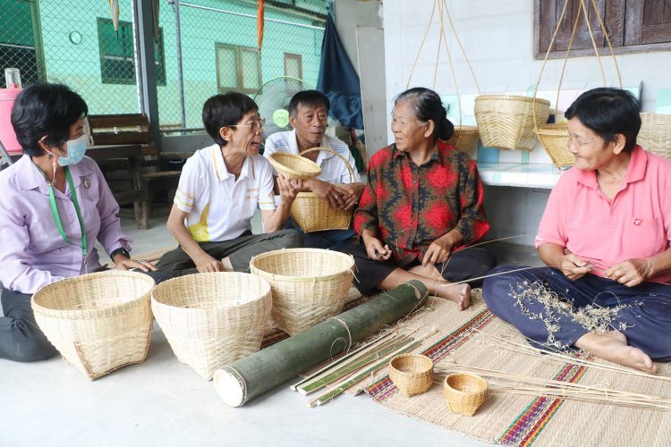 สุขใจวัยเกษียณ รวมกลุ่มจักสานไม้ไผ่ขายสร้างรายได้เลี้ยงครอบครัว