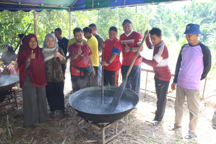 ชาวบ้านชุมชนจาเราะกางา ร่วมแรง ร่วมใจ "กวนขนมอาซูรอ"สืบสานประเพณีโบราณชาวมุสลิม