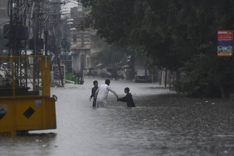 ฝนถล่มปากีสถาน น้ำท่วมฉับพลัน-ตึกถล่ม คร่าชีวิตแล้ว 63 ศพ