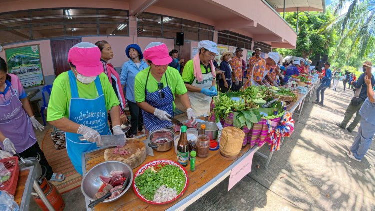 ม่วนคัก!ประกวดแข่งขันปรุงลาบยโส-ซอยจุ๊ แต่ละทีมโชว์ไม้เด็ดเรียกเสียงเฮฮาดังสนั่น