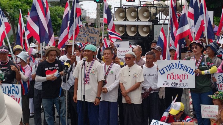 คปท.บุกสถานทูตกัมพูชา ประท้วงปม 3 ทหารไทยเหยียบทุ่นระเบิดบาด