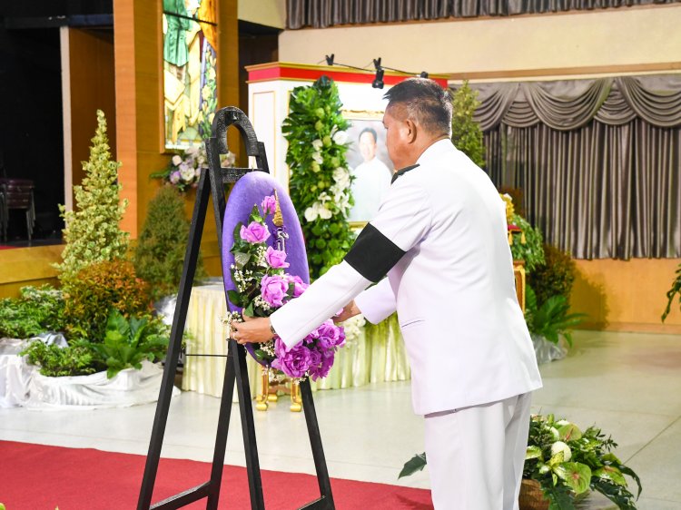 โปรดเกล้าฯ พวงมาลาพระราชทานวางหน้าหีบศพ "ศักดา สกนธวัฒน์"อธิการเจ้าคณะเซนต์คาเบรียลฯ
