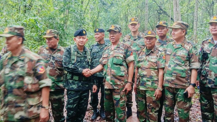 เปิดภาพ ทหารไทย-กัมพูชา จับมือกลางสมรภูมิสามเหลี่ยมมรกต-ช่องบก ตรวจพื้นที่ร่วมกัน
