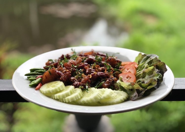 เมนูซิกเนเจอร์ หมูเปรี้ยวทอด สูตรเด็ดสืบทอดมานาน 90 ปี @ ร้านสวนบ้านก๋ง