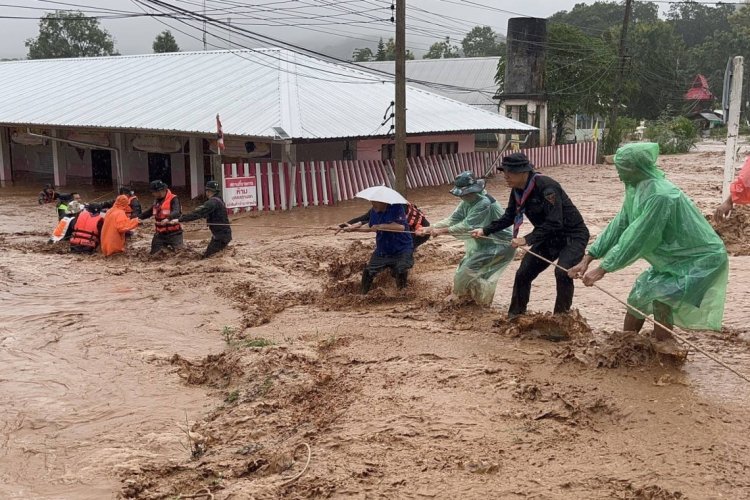 "น่านอ่วม"ฝนตกไม่หยุด หลายพื้นที่จมฉับพลัน สะพานพัง-ถนนถูกตัดขาด