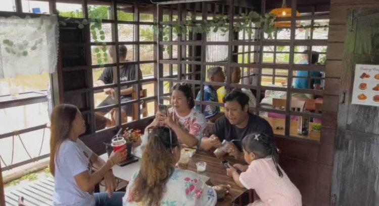 คาเฟ่ลอยน้ำสุดชิค จิบกาแฟ เอาขาจุ่มน้ำ ชิมอาหารบนแพ ชมวิวแม่น้ำสะแกกรัง