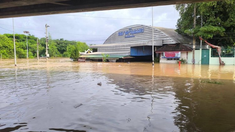 ฝนตกหนัก!แม่น้ำเมยเอ่อล้นทะลักท่วมตลาดริมเมย อ.แม่สอด