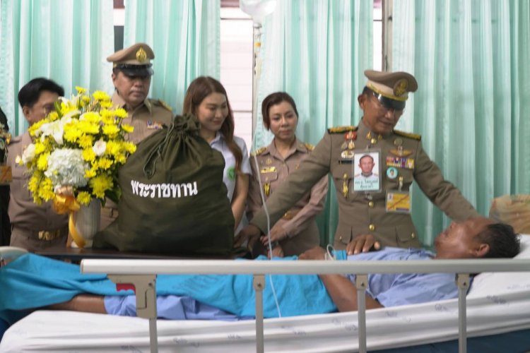 องคมนตรีเชิญสิ่งของพระราชทานมอบแก่ปชช.ได้รับผลกระทบจากสู้รอบชายแดนไทย - กัมพูชา