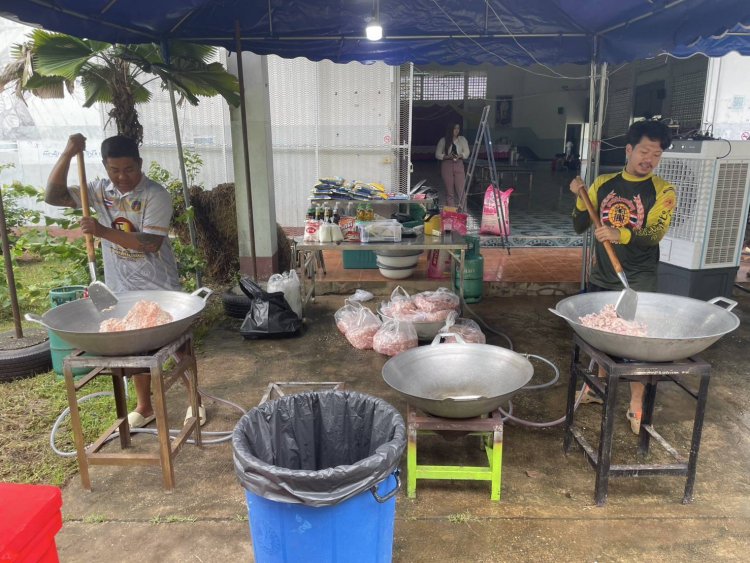 "เจ้าคุณน้อย" ครัวเคลื่อนที่ ลงพื้นที่ช่วยเหลือผู้ประสบภัยน้ำท่วม จ.น่าน