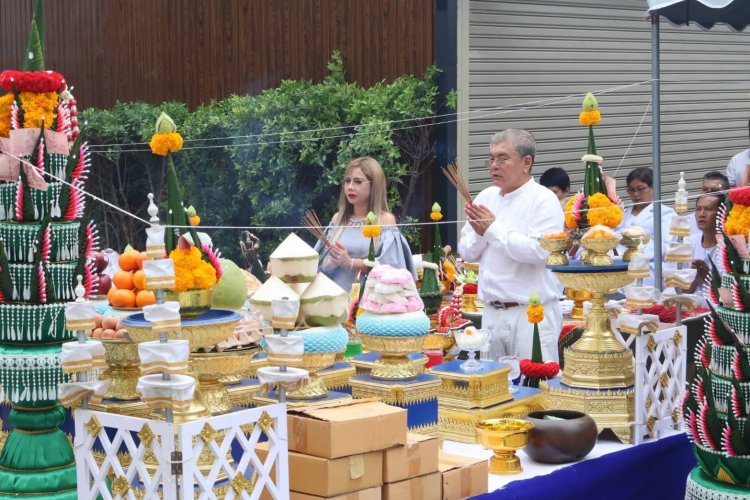 อัญเชิญ "พ่อปู่สุริยะเทวะนาคะ-แม่ย่าสุริโยเทวะนาคินีศรีเทวี"ประดิษฐานยังวิมานแห่งใหม่ หน้าคฤหาสน์ Millionaire Club&Castle