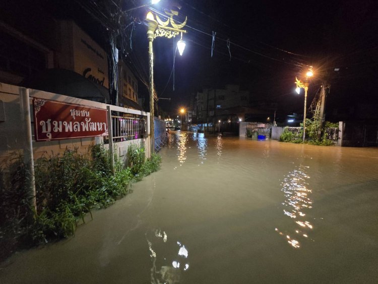 ฝนถล่ม-แม่น้ำเมยเอ่อล้นตลิ่งทะลักท่วมเทศบาลนครแม่สอด