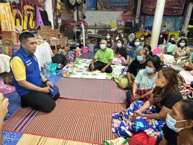 ไม่ทิ้งชาวบ้านไว้ข้างหลัง! ผู้ว่าฯศรีสะเกษ ลงพื้นที่สอบถามสารทุกข์สุขดิบผู้ลี้ภัยสู้รบ