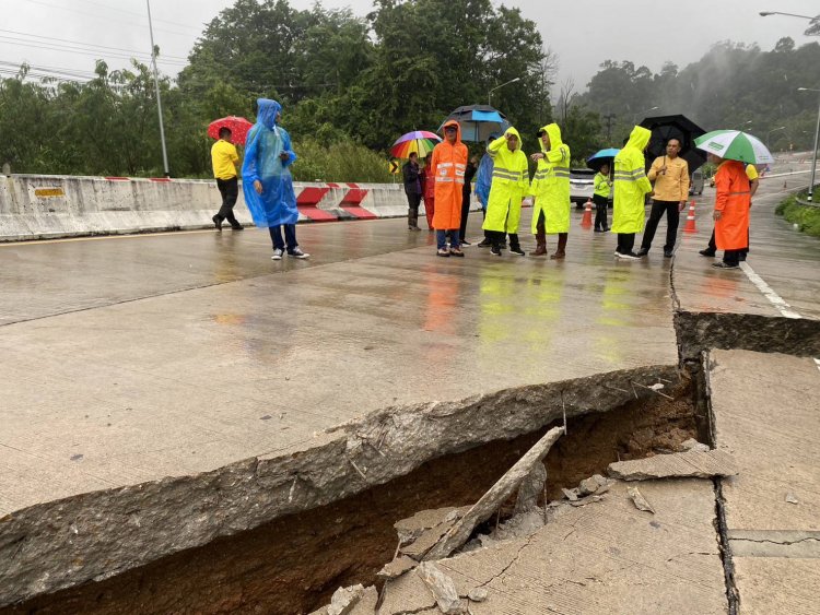 เตือนระวังภัย!ถนนเส้นทางหลวง ตาก-แม่สอด มีรอยแยกเพิ่ม และทรุดตัวขยายวงกว้าง