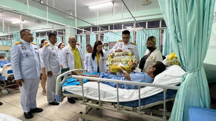 ในหลวงโปรดเกล้าฯให้ผู้ว่าฯศรีสะเกษ เชิยดอกไม้และตะกร้าสิ่งของพระราชทานแด่ผู้ประสบภัยชายแดน
