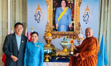 หลวงพ่อสมชาย พร้อมด้วย คุณชื่น-สุภาพัณณ์  ลงนามถวายพระพรชัยมงคล