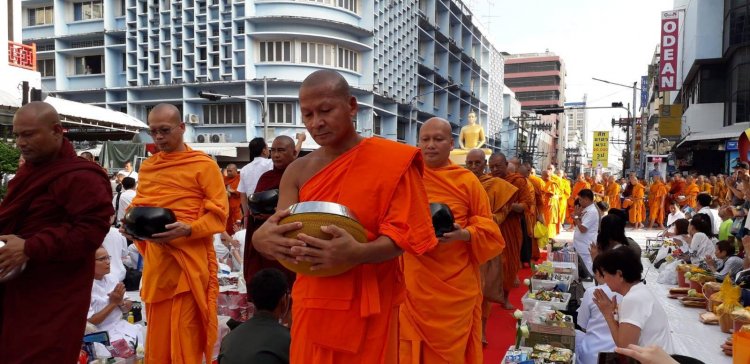 ตักบาตรพระสงฆ์ 1 หมื่นรูปนานาชาติ กลางเมืองหาดใหญ่ ส่งเสริมท่องเที่ยว-กระตุ้นศก.สงขลา