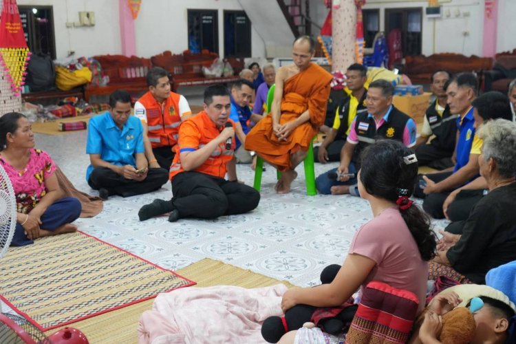 ผู้ว่าฯศรีสะเกษนำคณะเข้าเยี่ยมให้กำลังใจผู้อพยพย้ายเข้าพักศูนย์อำเภอกันทรลักษ์แห่งใหม่