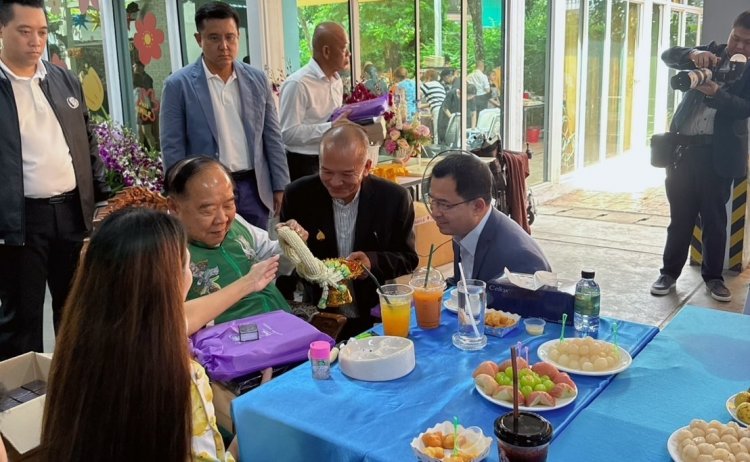 บิ๊กทหาร-ตำรวจ-นักการเมือง ตบเท้าเบิร์ดเดย์ 80 ปี "ลุงป้อม"คึกคัก