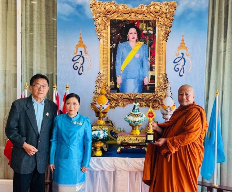 หลวงพ่อสมชาย พร้อมด้วย คุณชื่น-สุภาพัณณ์  ลงนามถวายพระพรชัยมงคล