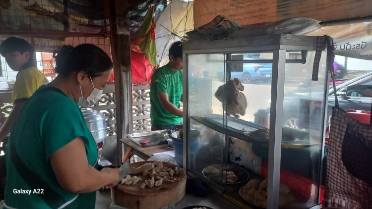 บันทึกแม่สอด....มาแม่สอด ต้องที่นี่เลย  “เตี้ยข้าวมันไก่  ข้าวมันไก่หมดแล้ว”