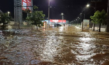 ฝนถล่มจมถนนหลายหลักอำนาจเจริญฉับพลันระบายไม่ทัน
