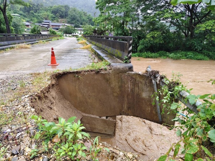 พายุฝนถล่มหนัก น้ำท่วม ถนนพัง พื้นที่ชายแดน