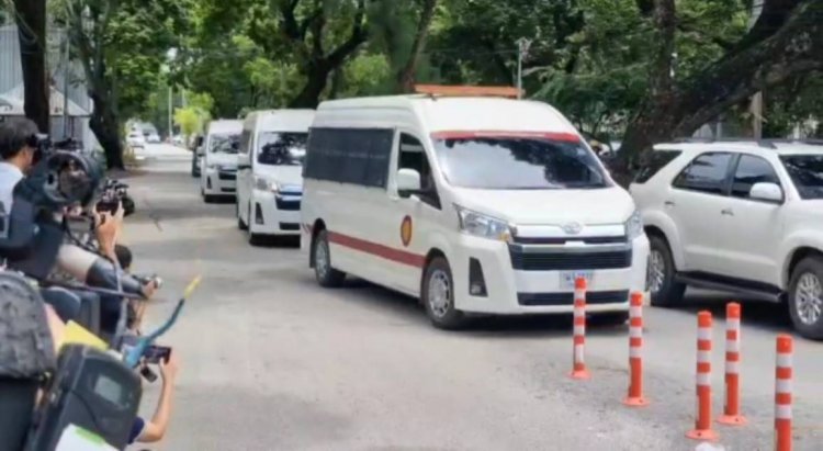 ราชทัณฑ์นำตัว "ทักษิณ" ขึ้นรถตู้เข้าเรือนจำพิเศษกรุงเทพฯ