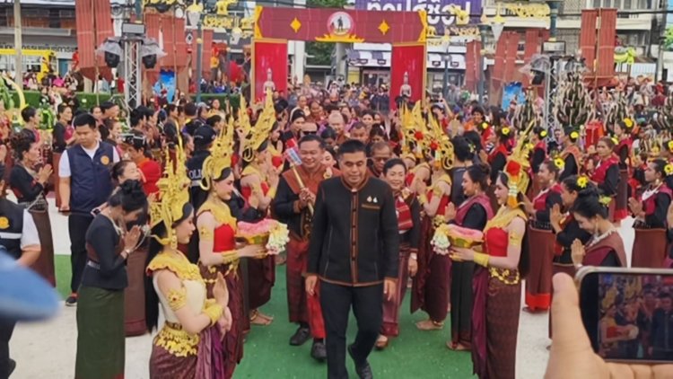 ชนเผ่าขอมโบราณใต้ สืบสานประเพณีแซนโฏนตา บูชาหลักเมือง ลือเรื่องกล้วยแสนหวี อำเภอขุขันธ์