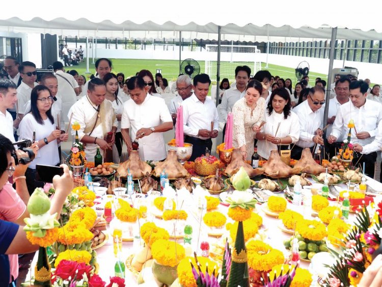 นายก อบจ.สมุทรปราการ ประกอบพิธีบวงสรวง พระบรมราชานุสาวรีย์ รัชกาลที่ 6