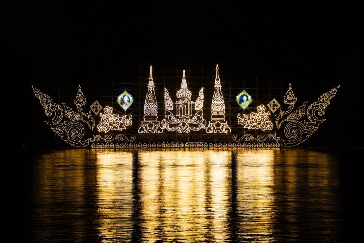 ตระการตา "งานไหลเรือไฟนครพนม" กลางลำน้ำโขง นักท่องเที่ยวไทย-เทศทึ่ง