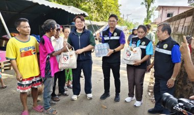 ตัวแทนรัฐบาลมอบถุงยังชีพช่วยเหลือผู้ประสบอุทกภัยในเขตเทศบาลเมืองศรีสะเกษ