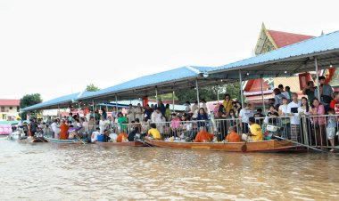 ท.ต.บ้านกลาง เมืองปทุมฯสืบสานประเพณีตักบาตรพระร้อยริมฝั่งน้ำเจ้าพระยา