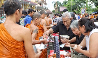 ประชาชนชาวบางพูด ตักบาตรพระร้อยรูปถวายเป็นพระราชกุศล แด่ “สมเด็จพระพันปีหลวง”