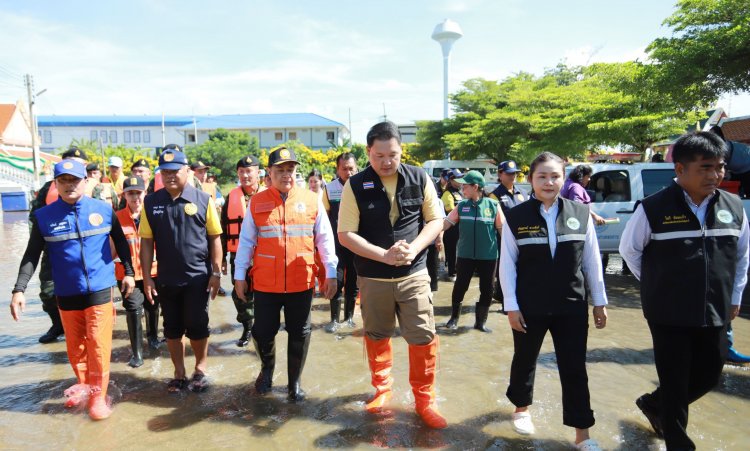 งานแรกผู้ว่าฯปทุมลุยน้ำเยี่ยมชาวบ้าน มอบถุงยังชีพกลุ่มเปราะบาง 2 อำเภอริมฝั่งเจ้าพระยา