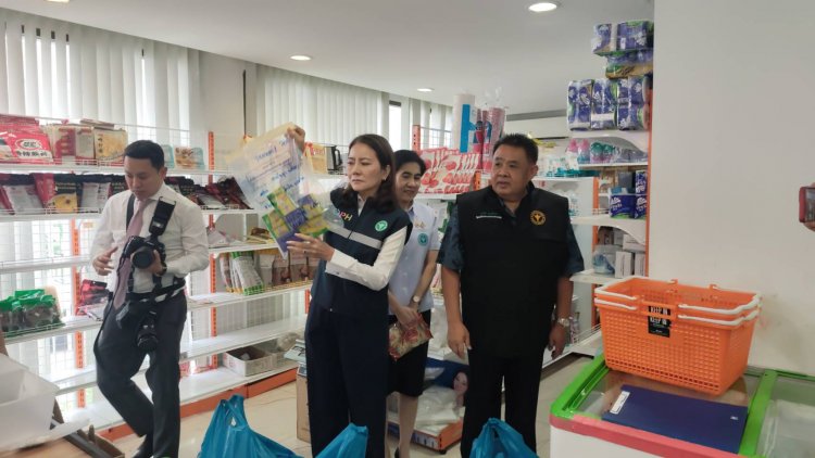 รมช.สธ.นำทีมตรวจ 2 ร้านย่านวังทองหลาง–ห้วยขวาง ยึดอาหารนำเข้าผิดกฎหมาย จากจีน