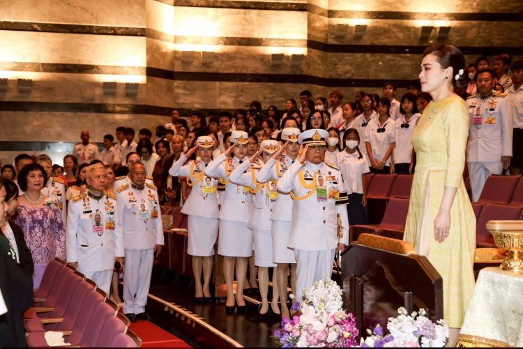 “พระราชินี” ทอดพระเนตรการแสดงบัลเลต์รอบเยาวชน เรื่อง “เดอะ นัทแครกเกอร์”