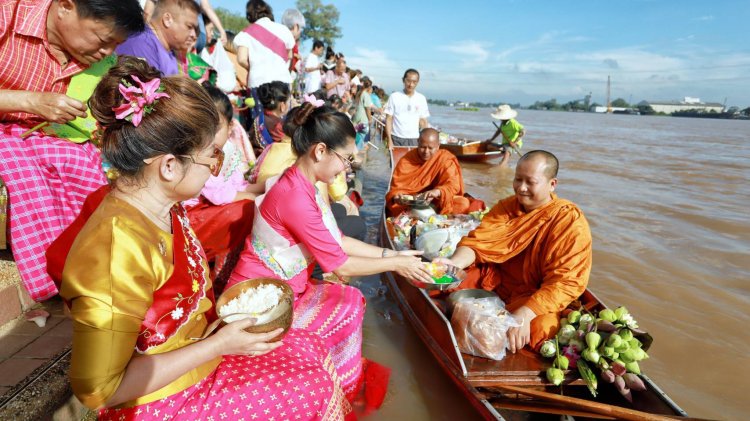 ตระการตา!ชาวมอญรวมใจตักบาตรพระร้อย วัดชินวราราม สืบสานประเพณีเก่าแก่