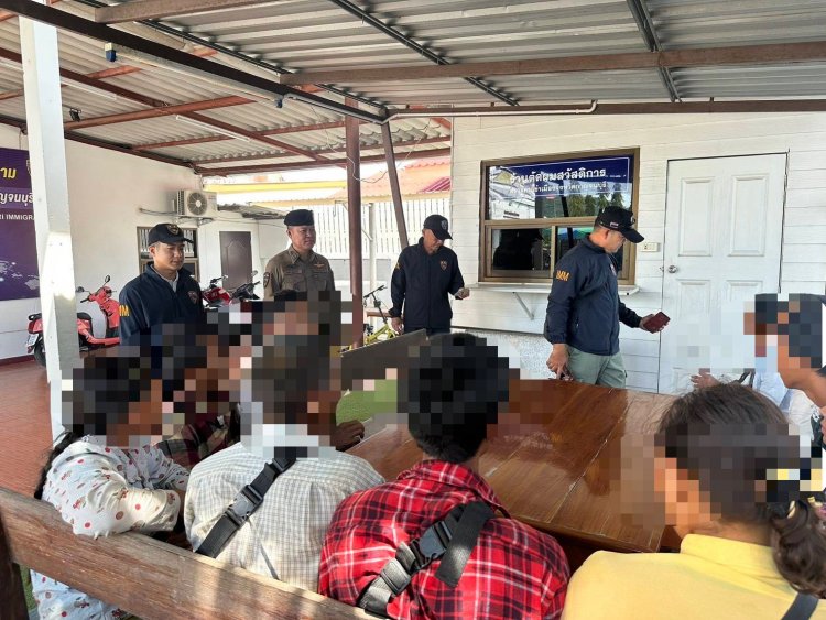 ตม.จว.กาญจนบุรีสกัดจับรถกระบะลักลอบขนแรงงานต่างด้าว 10 ราย