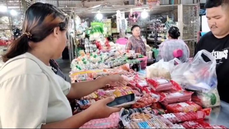 วันแรกคึกคัก!ตลาดลานสักเงินสะพัดแห่ใช้สิทธิคนละครึ่งพลัส เน้นของจำเป็น