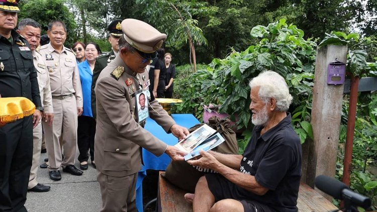 องคมนตรี มอบสิ่งของพระราชทาน แก่ผู้ประสบอุทกภัยอุทัยธานี