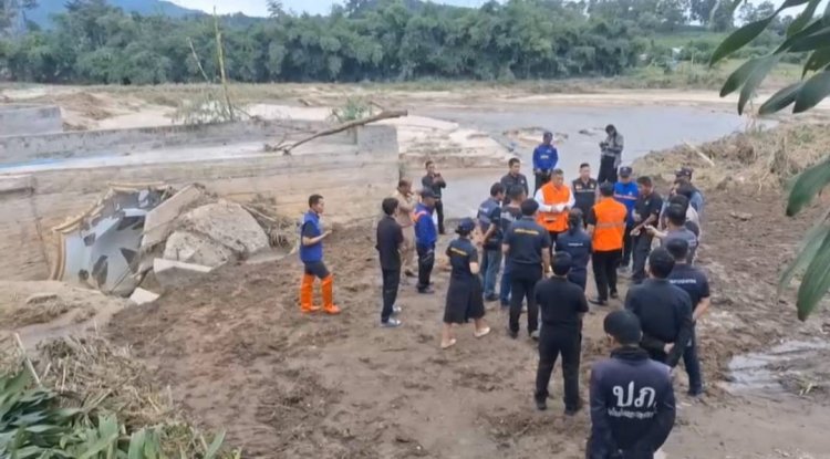 ฝนถล่มน้ำป่าซัดสะพานขาดชาวกะเหรี่ยงกว่า 100 ชีวิตถูกตัดขาดโลกภายนอก