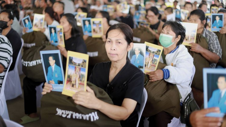 น้ำพระทัยจากในหลวงมอบสิ่งของพระราชทานแก่ผู้ประสบอุทกภัยพื้นที่จังหวัดปทุมธานี