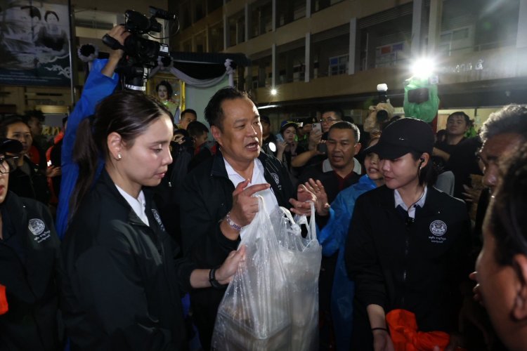 นายกฯ "อนุทิน"รุดเยี่ยมศูนย์พักพิงโรงเรียนเทศบาล 4 “น้ำท่วมหาดใหญ่”