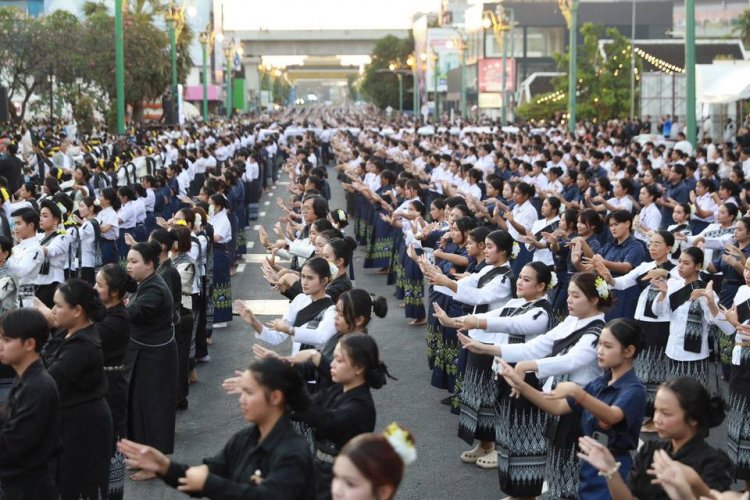 ขบวนนางรำกว่า 5 หมื่นชีวิตร่วมรำบวงสรวง 10 สิ่งศักดิ์สิทธิ์ ฉลอง 228 ปีขอนแก่น