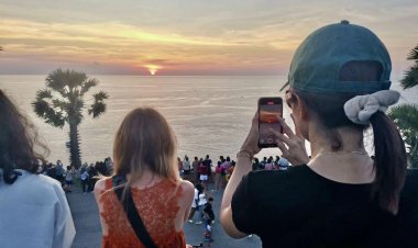 แห่ชมแสงสุดท้ายที่แหลมพรหมเทพ พระอาทิตย์ตกที่สวยที่สุดในประเทศไทย ติด 1 ใน 10 ของโลก
