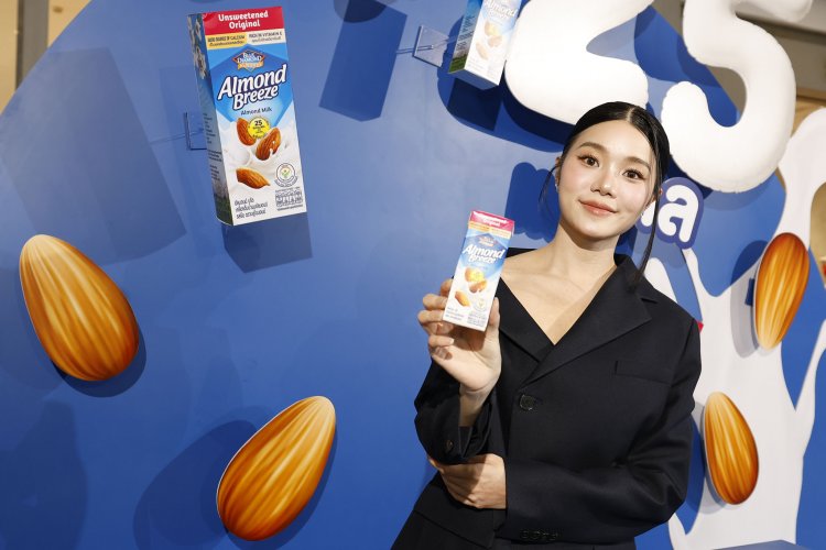 เครือเฮอริเทจ ปั้นแคมเปญใหญ่ ‘Almond Breeze® 25 kcal Light Up Your Day’ชูจุดขายนมอัลมอนด์แคลต่ำสุดในตลาด ดึง ‘ญาญ่า’ เจาะใจสายเฮลท์ตี้”