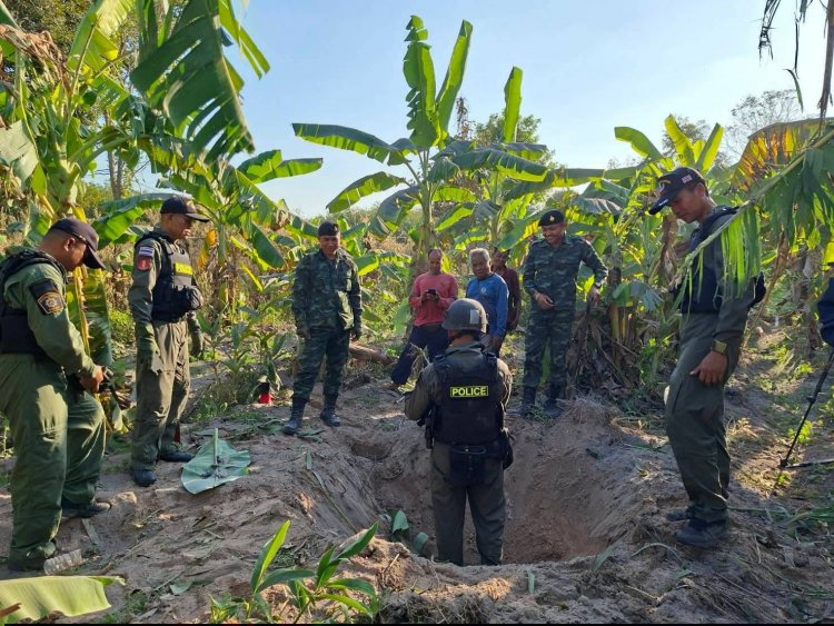 ชุด EOD ตำรวจศรีสะเกษเร่งเก็บกู้กระสุนปืนใหญ่เขมรยิงมั่วตกชุมชนตำบลเสาธงชัย