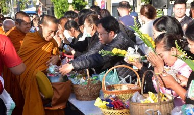 ศรีสะเกษพร้อมใจทำบุญตักบาตร 109 รูป ถวายเป็นพระราชกุศล รับปีม้าทอง