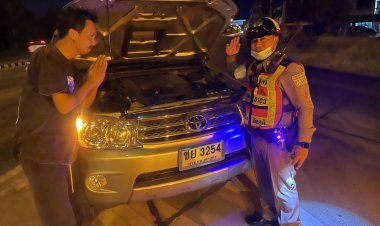 "คนไทยไม่ทิ้งกัน! นาทีตำรวจเมืองพญาแล ช่วยชาวบ้านรถน้ำมันหมดกลางทาง 4 ทุ่ม"